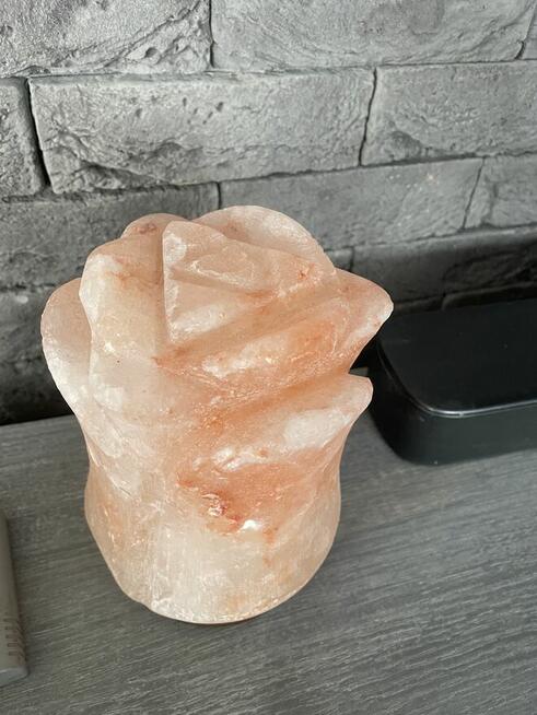 lampka z soli himalajskiej kwiat róży