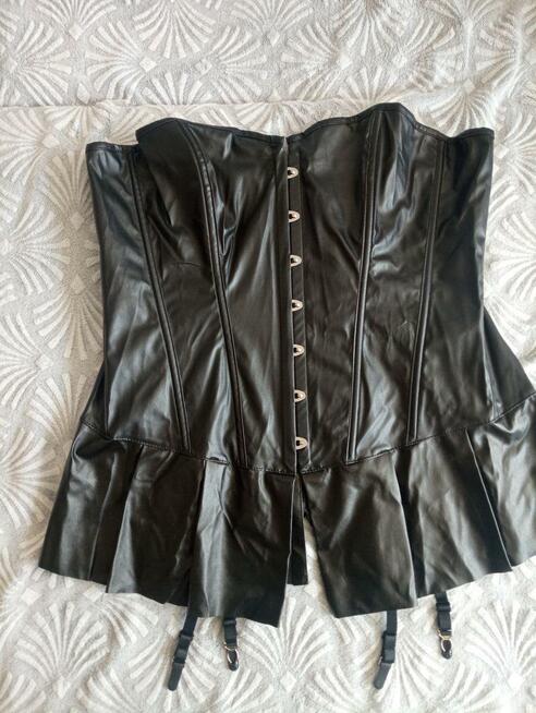 Lateksowy gorset z halterami plus size