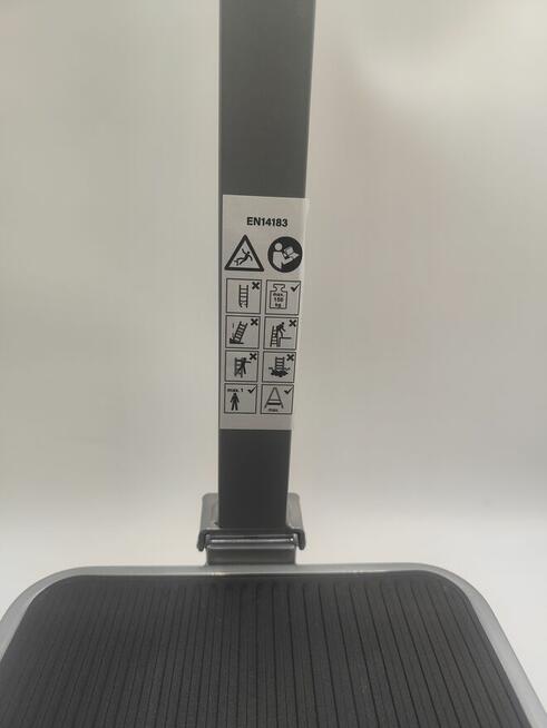 składany stopień z poręczą antypoślizgowy