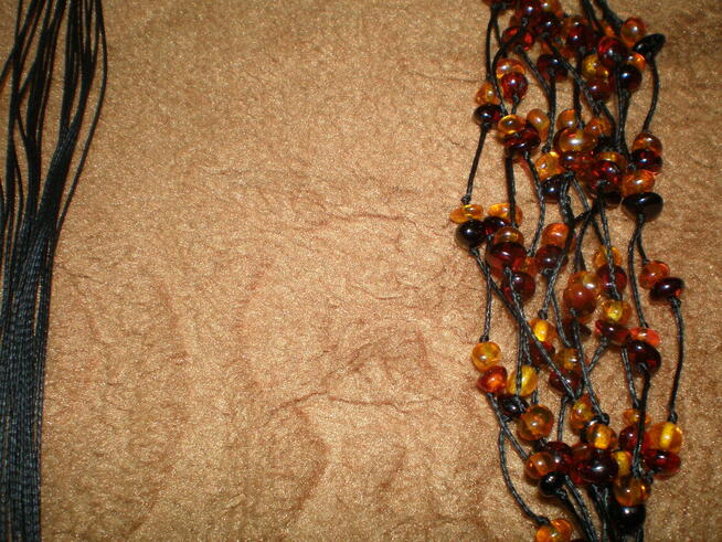 Sprzedam naszyjnik i bransoletkę z bursztynu używane.