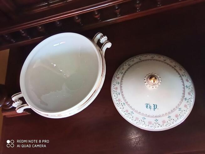 Waza z monogramem Th. P. Zamiast typowej sygnatury złotymi l