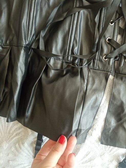 Lateksowy gorset z halterami plus size