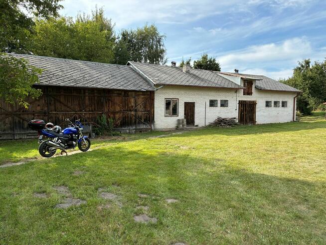 Siedlisko / dom + budynki gospodarcze w Sobieszyn, 1 h dojaz