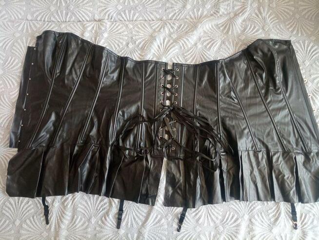 Lateksowy gorset z halterami plus size