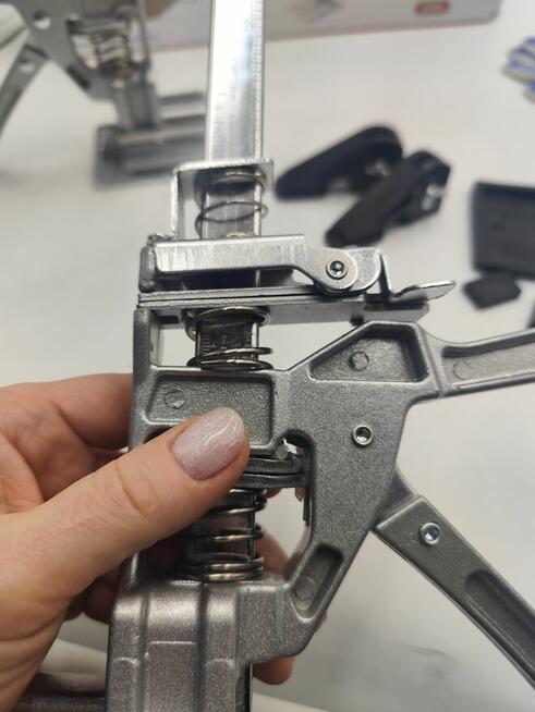 Podnośnik montażowy do mebli 2 szt metalowy do 200 kg