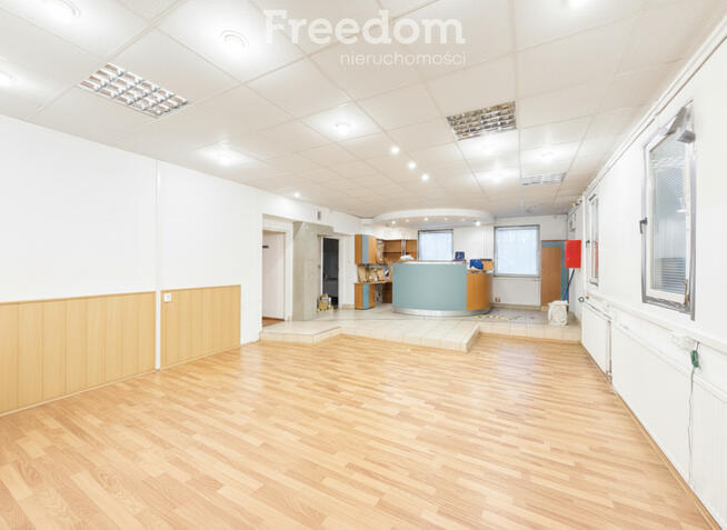 Lokal Usługowo-Biurowy z Prywatnym Placem, Młodych