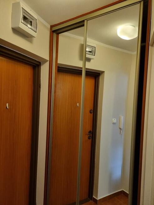 Wynajmę kawalerkę na dłużej z miejscem postojowym