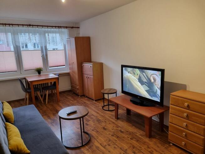 Wynajmę kawalerkę na dłużej z miejscem postojowym