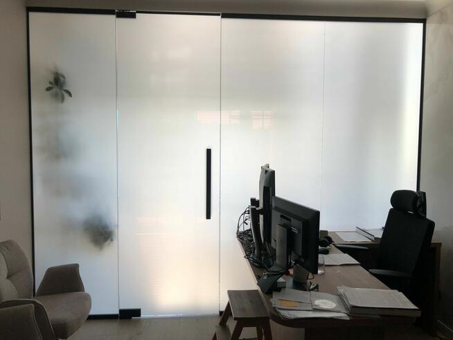 Ścianki szklane z folią inteligentną na pilota