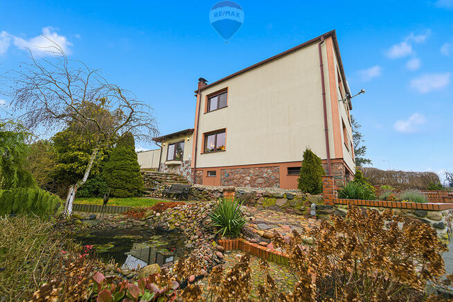 Rodzinny dom z ogrodem i stawem