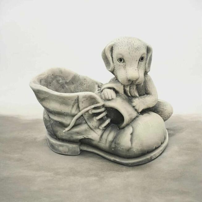 Doniczka but z pieskeim figurka ogrodowa dekoracyjna Bucik