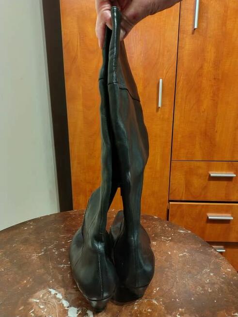 sprzedam kozaki damskie z czarnej skóry