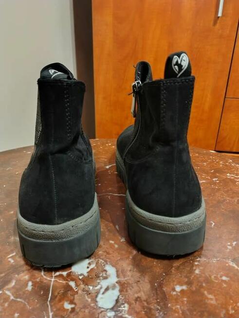 sprzedam botki czarne, sztuczny zamsz na zamek