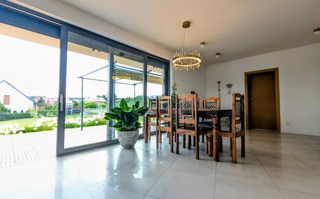 Nowoczesny parterowy dom z klasą w cichej widokowej okolicy