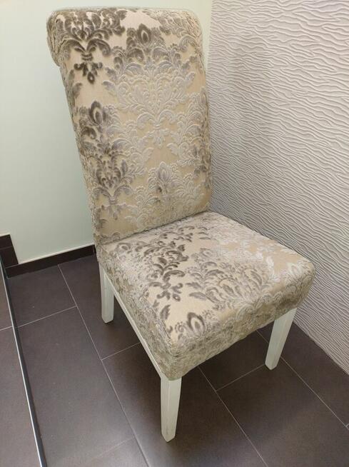 Sześć bardzo eleganckich, wygodnych i stabilnych krzeseł,