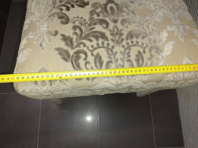 Sześć bardzo eleganckich, wygodnych i stabilnych krzeseł,