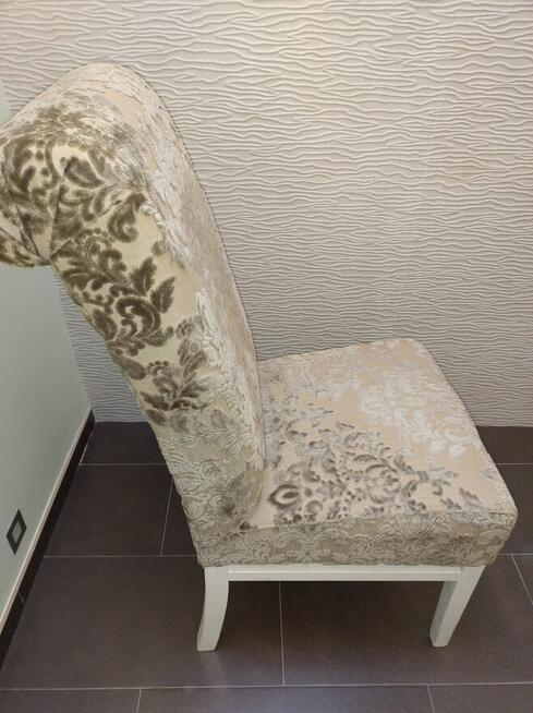 Sześć bardzo eleganckich, wygodnych i stabilnych krzeseł,