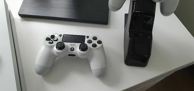 Konsola PS4 Playstation 4 pad okablowanie monitor