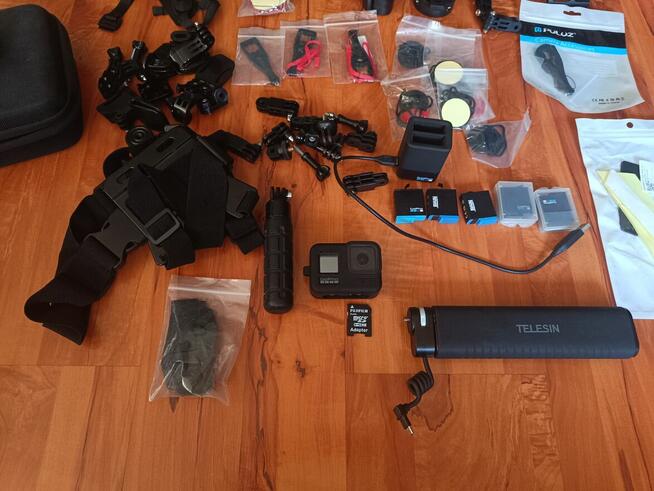 GoPro Hero 8 Black + dużo dodatków.