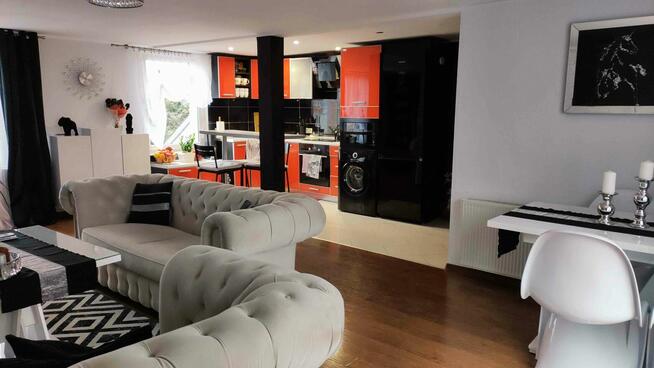 Sprzedam dom wraz z dwoma lokalami użytkowo -handlowymi.