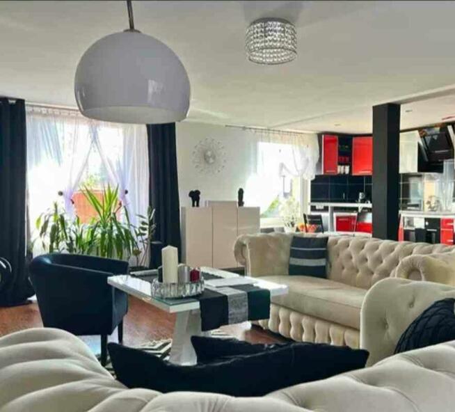 Sprzedam dom wraz z dwoma lokalami użytkowo -handlowymi.