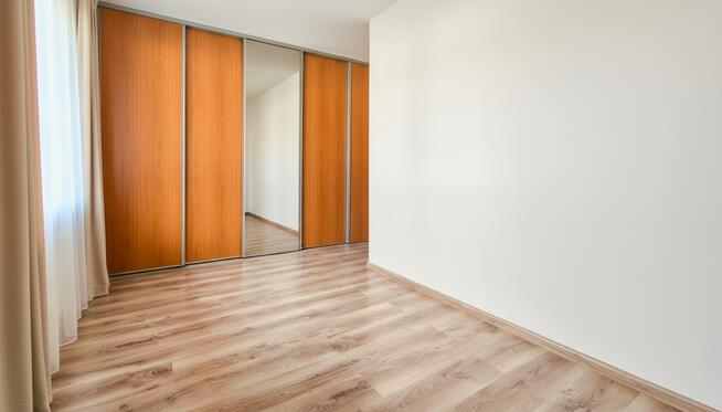 Jasne 4 pokojowe mieszkanie z 3 sypialniami.