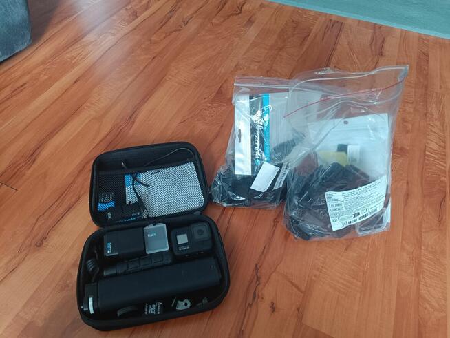 GoPro Hero 8 Black + dużo dodatków.