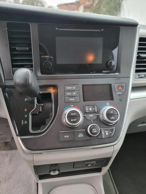 Toyota Sienna 3.5 LE V6 FWD