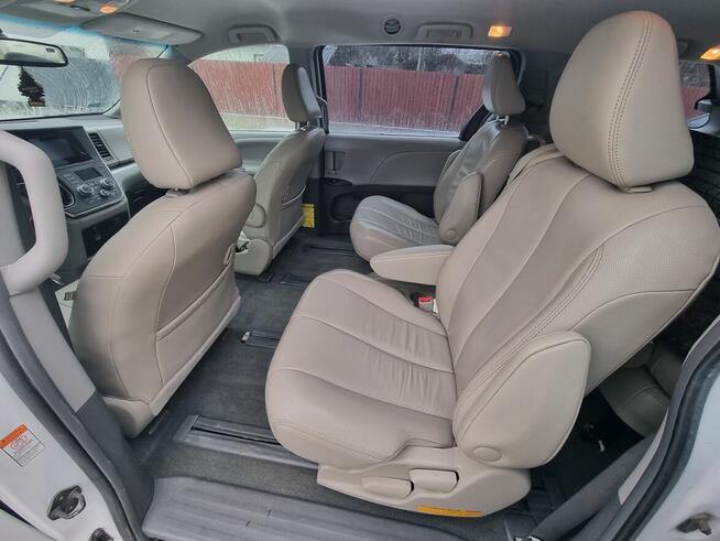 Toyota Sienna 3.5 LE V6 FWD