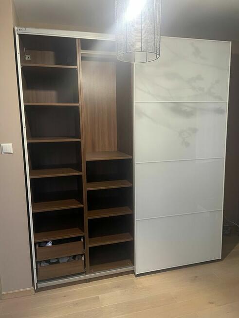Szafa z drzwiami przesuwnymi Ikea