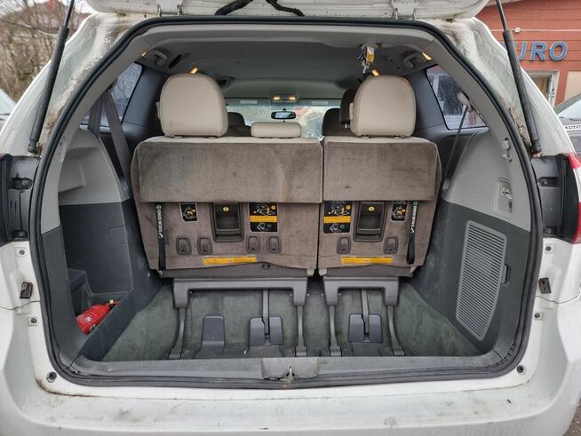 Toyota Sienna 3.5 LE V6 FWD