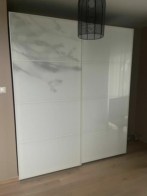 Szafa z drzwiami przesuwnymi Ikea