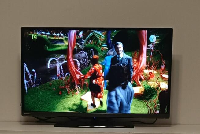 32 Cali TV Toshiba LED Smart TV DVB-T2 HEVC + Kabel HDMI ++