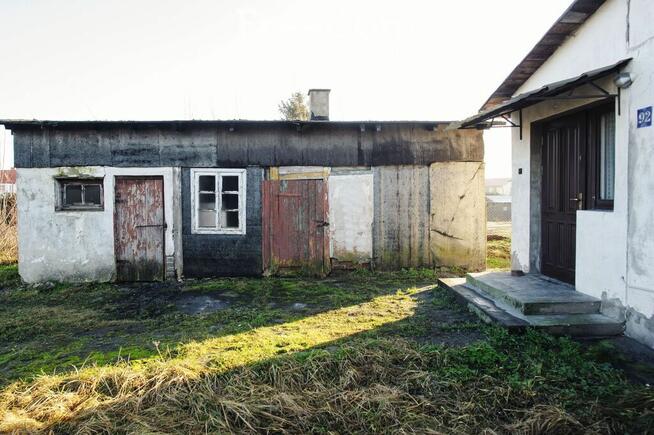 Mały dom z budynkiem gospodarczym.