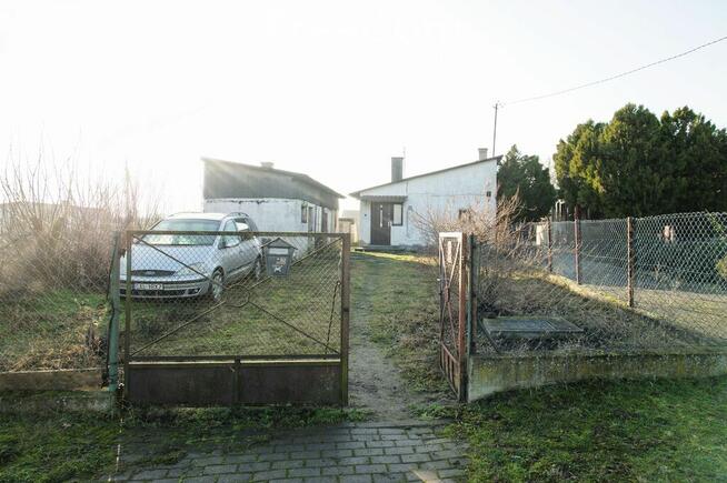 Mały dom z budynkiem gospodarczym.