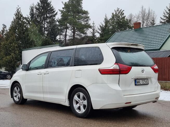Toyota Sienna 3.5 LE V6 FWD