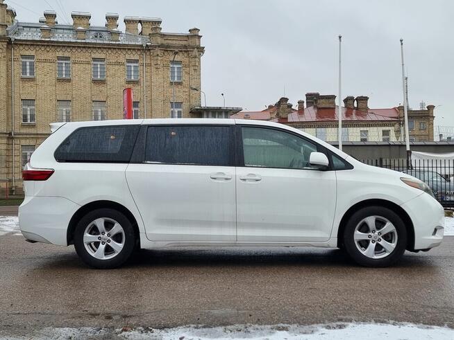 Toyota Sienna 3.5 LE V6 FWD