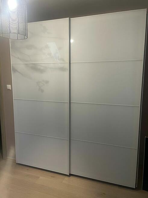Szafa z drzwiami przesuwnymi Ikea