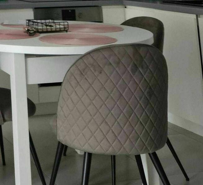 Sprzedam zestaw stół + 4 tapicerowane krzesła.