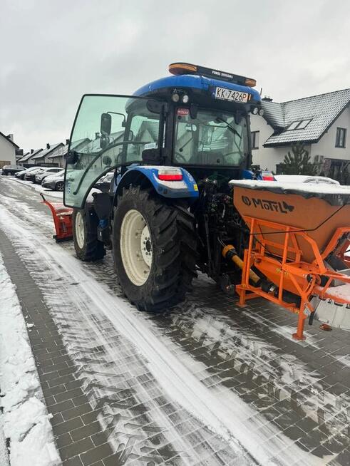Odśnieżanie parkingów placów osiedli usuwanie śniegu traktor