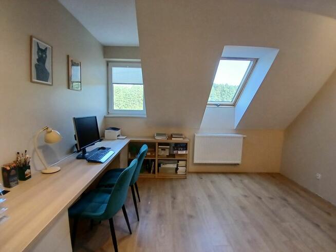 Atrakcyjny bliźniak z widokiem na łąkę i las