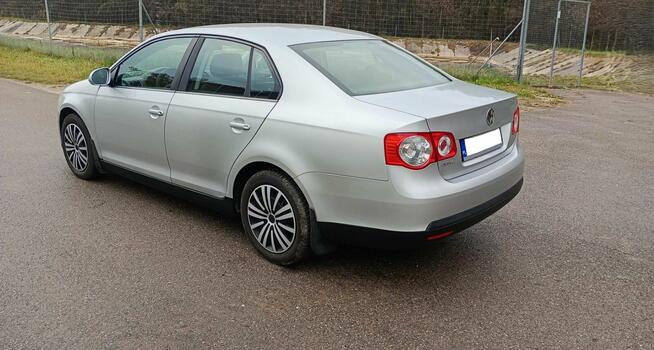 Volkswagen Jetta 1.6 benzyna FSI 2005 Rok golf passat