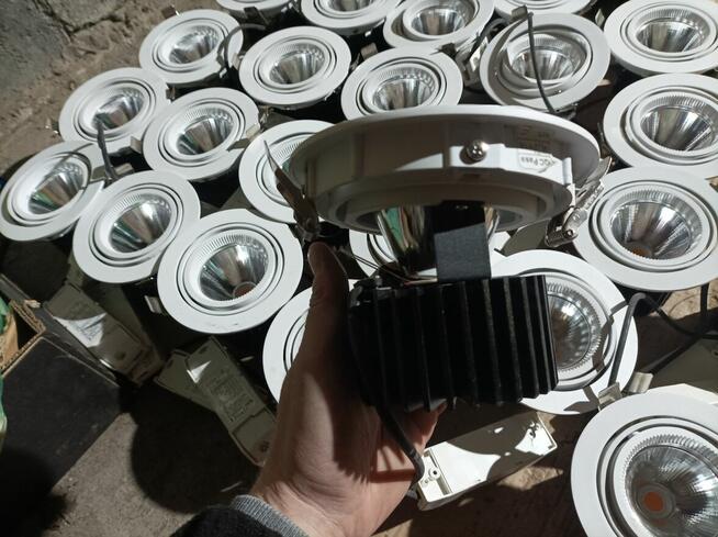 Halogeny z radiatorem i zasilaczem