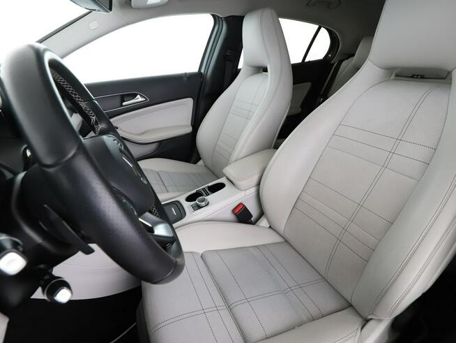 Mercedes GLA 180 automat bi-xenon półskóra navi grzane fotele czujniki parkowania