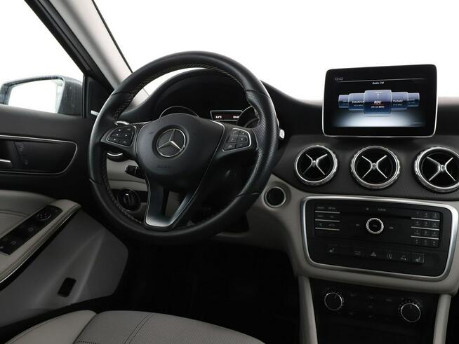 Mercedes GLA 180 automat bi-xenon półskóra navi grzane fotele czujniki parkowania