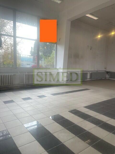 Parter , witryny ,parking , wysokość 4,5m ,reklama