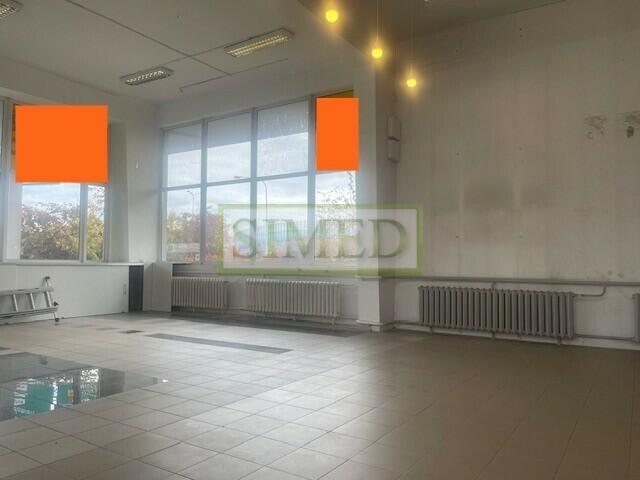 Parter , witryny ,parking , wysokość 4,5m ,reklama