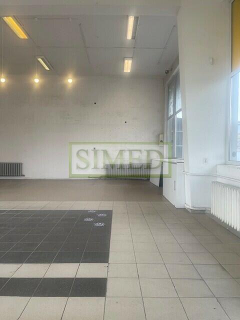 Parter , witryny ,parking , wysokość 4,5m ,reklama