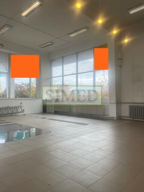 Parter , witryny ,parking , wysokość 4,5m ,reklama