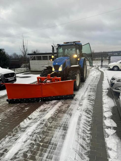 Odśnieżanie parkingów placów osiedli usuwanie śniegu traktor